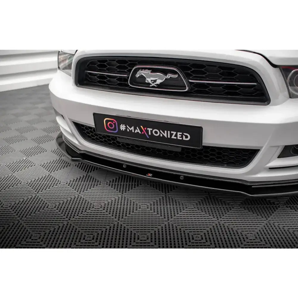 Spoiler til Ford Mustang Mk5 Facelift, sort frontleppe med #MAXTONIZED på hvit bil, nærbilde.