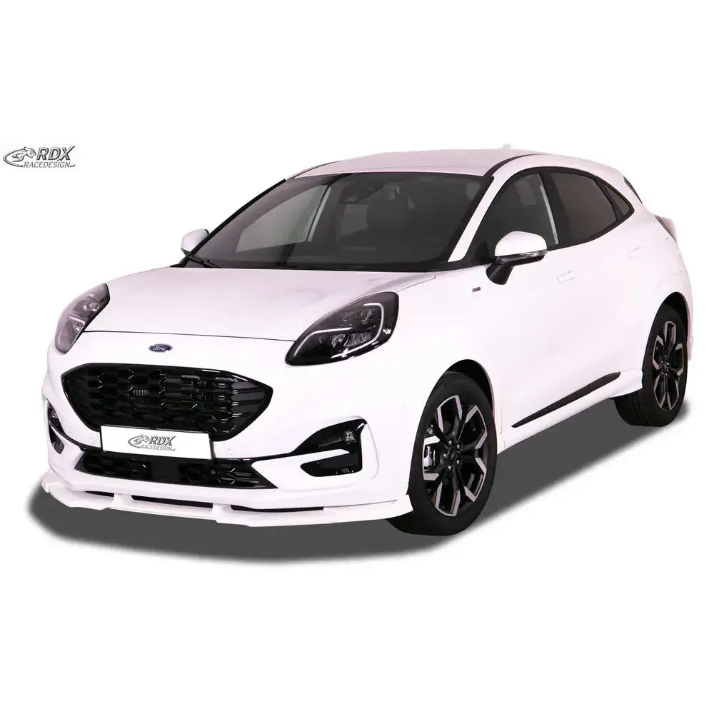 Frontleppe på hvit Ford Puma ST-Line med sorte detaljer, sportslig design og moderne LED-frontlykter.