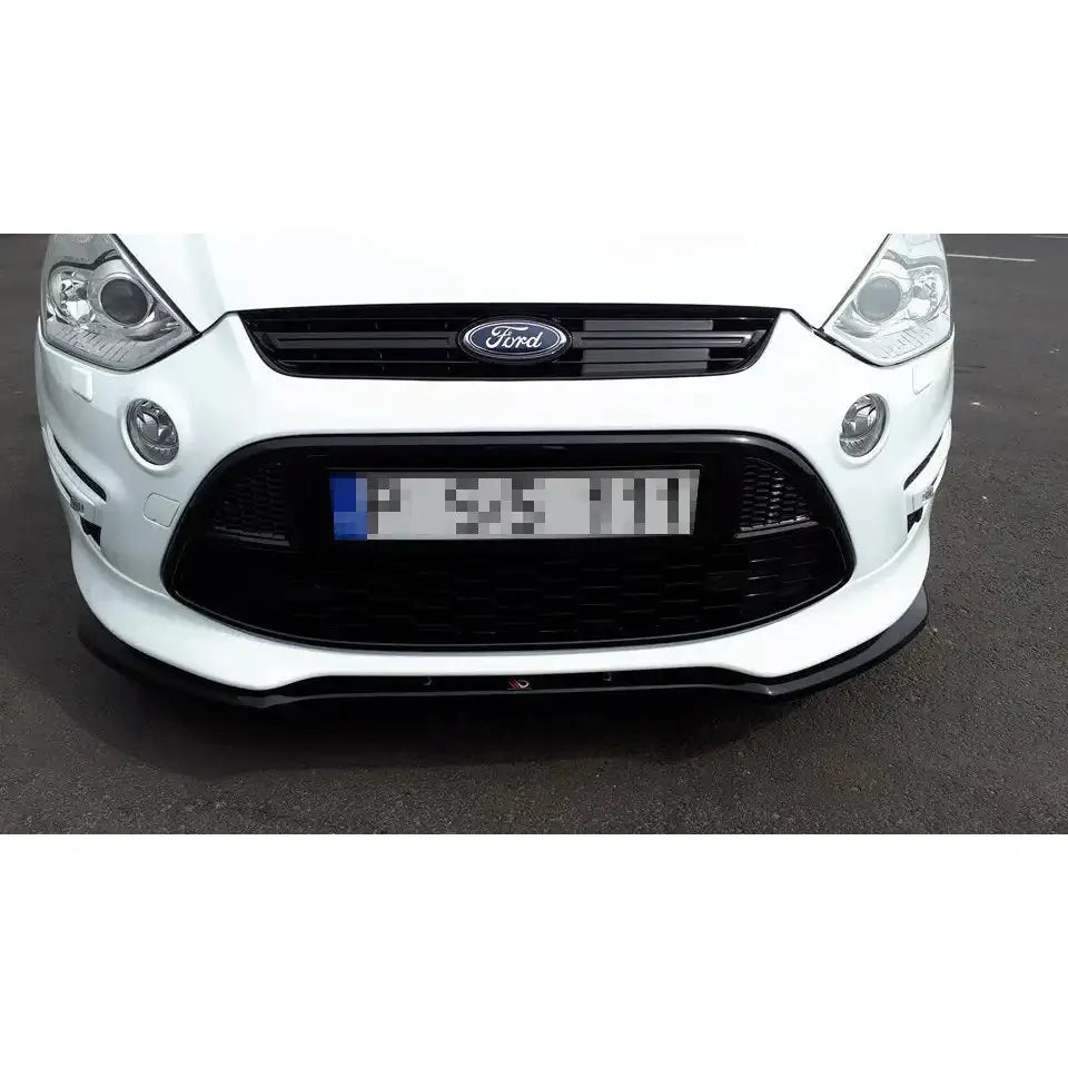 Frontspoiler til Ford S-Max Titanium Facelift, hvit bil med svart grill sett rett forfra.