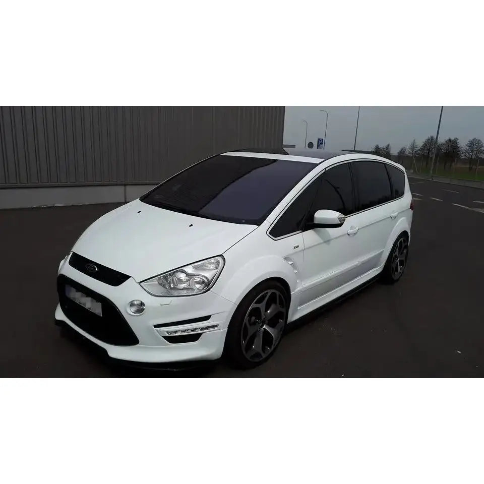 Spoiler på hvit Ford S-Max Titanium Facelift med sotede ruter og sorte felger, sett skrått forfra.