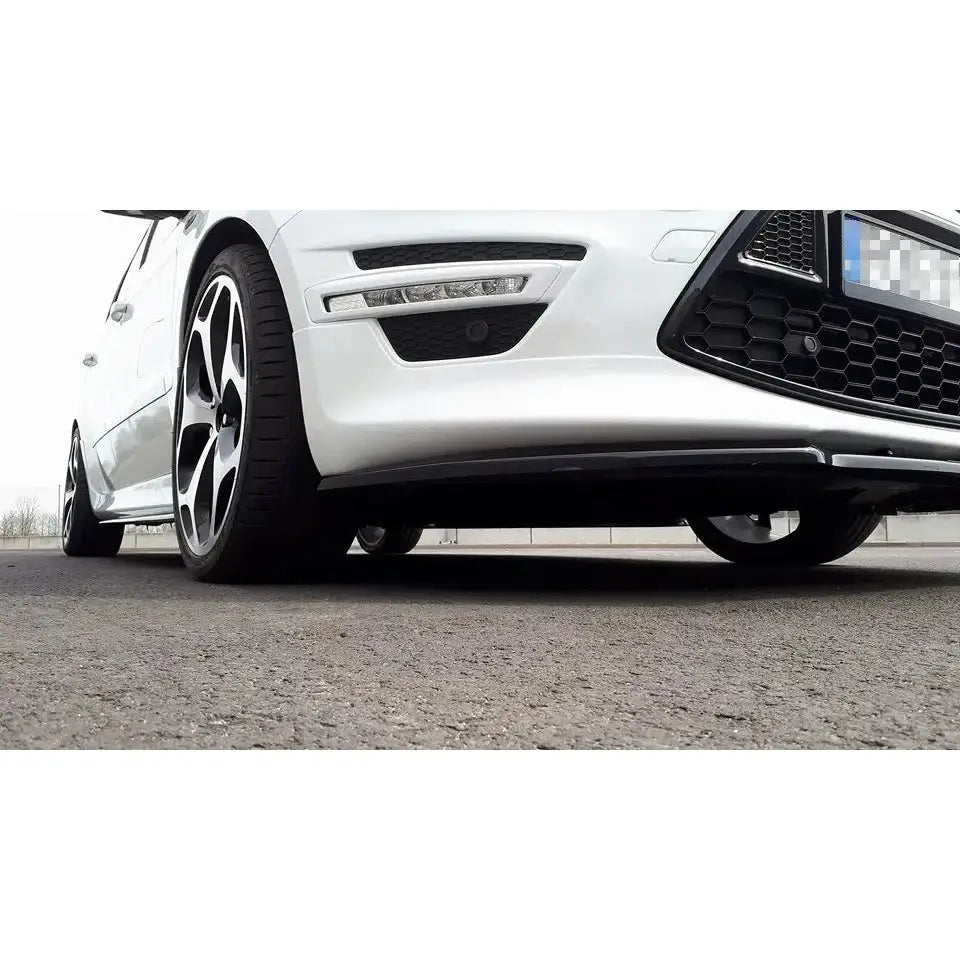 Front splitter på hvit Ford S-Max Titanium Facelift, nærbilde med felger og grilldetaljer mot asfalt.