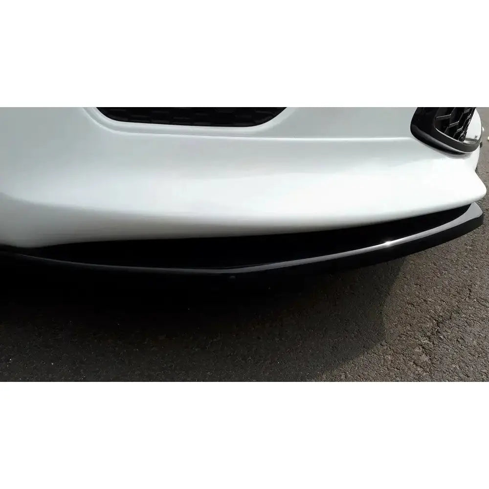 Front lip på sort frontspoiler til Ford S-Max Titanium Facelift montert på hvit bil, sett fra skrå vinkel.