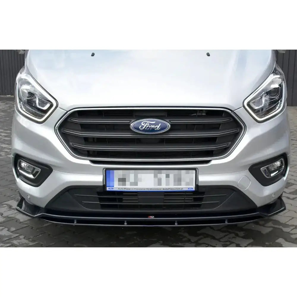Front splitter på Ford Transit Custom Mk.1 FL 2018- montert under sort frontfanger.