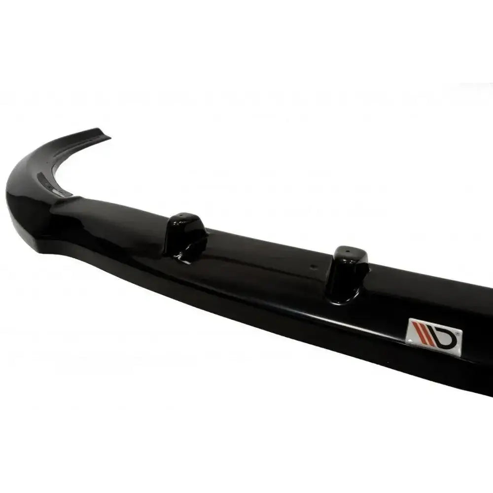 Spoiler til Ford Transit Mk8 14-19 i sort blank plast, sett fra skrå vinkel med synlig logo og festepunkter.