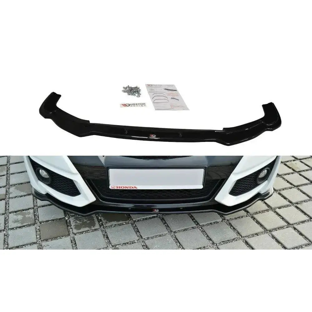 Frontspoiler Honda Civic Mk9 Facelift med monteringsutstyr, manual og montert på hvit bil i gatebilde.