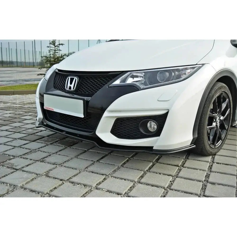 Frontleppe på Honda Civic Mk9 Facelift med svart grill, tåkelys og sorte felger, sett fra skrå vinkel.