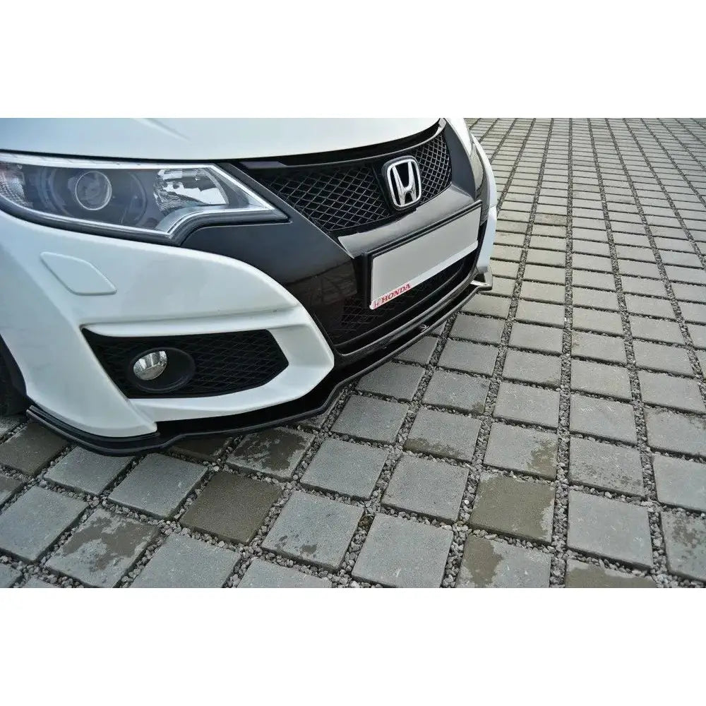 Front splitter på Honda Civic Mk9 Facelift med svart frontleppe og synlig Honda-logo.