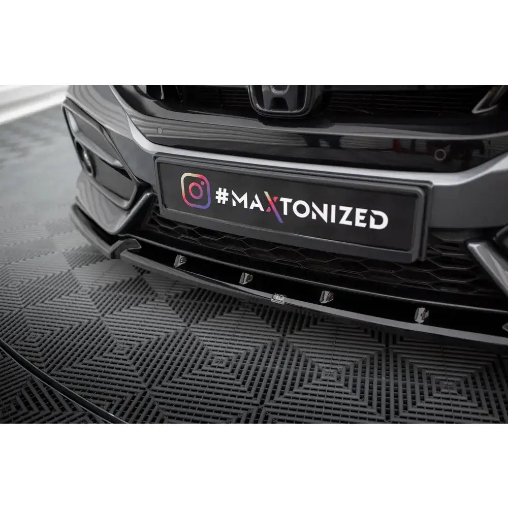 Spoiler til Honda Civic Sport Mk 10 i sort blank plast montert under støtfanger med luftinntak.