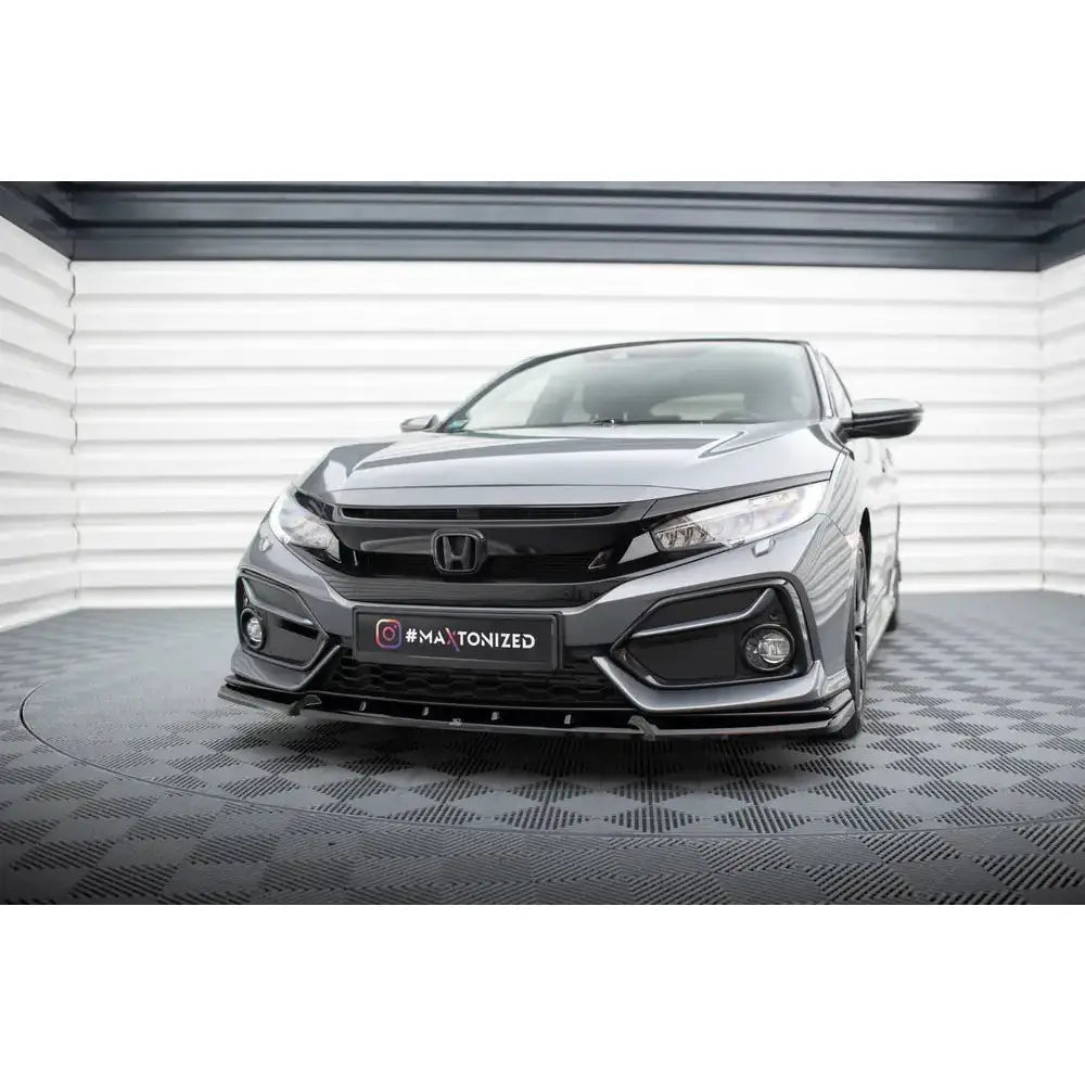Front splitter på Honda Civic Sport Mk 10 med sort frontspoiler og sporty detaljer i lyst rom.