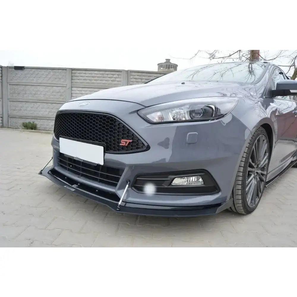 Frontleppe til Ford Focus ST Mk3 Facelift Hybrid V.2 med sorte detaljer og sølvfargede støttestag.