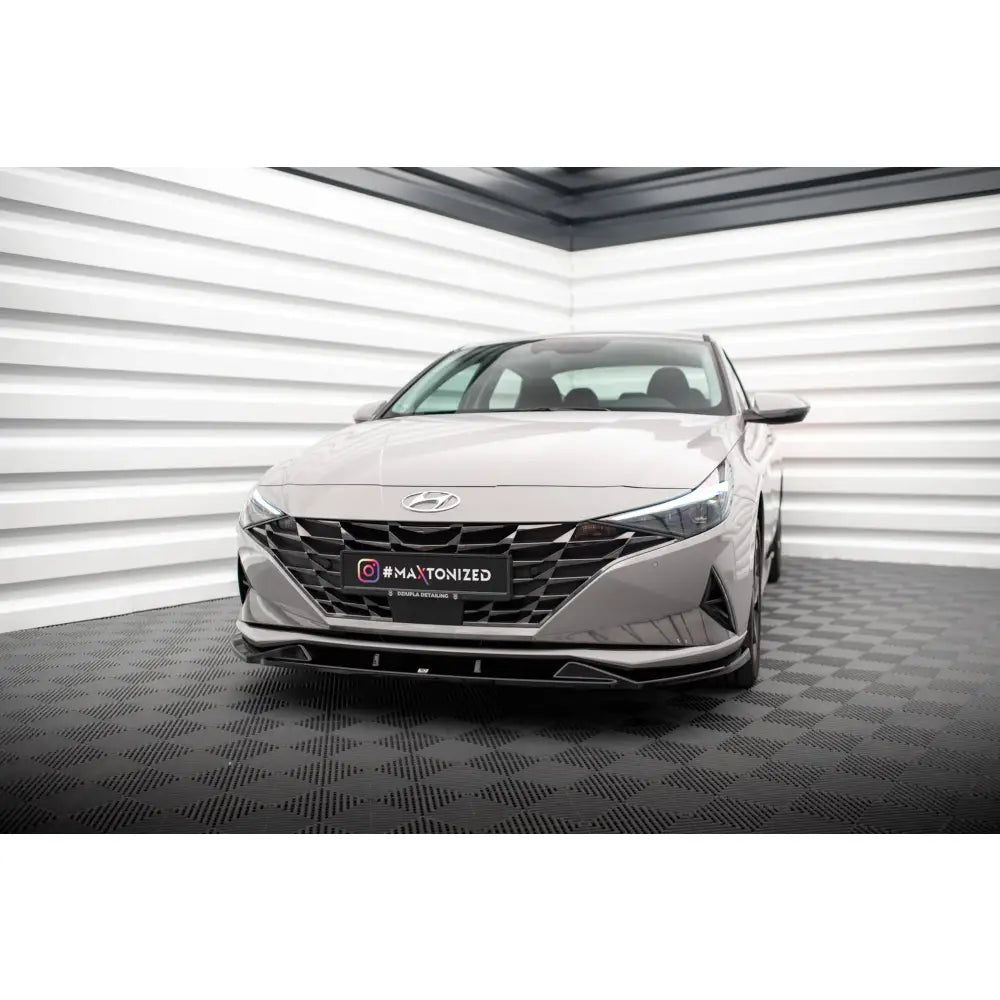 Front splitter på Hyundai Elantra Mk7 vist forfra med tydelig frontgrill og aerodynamiske detaljer.