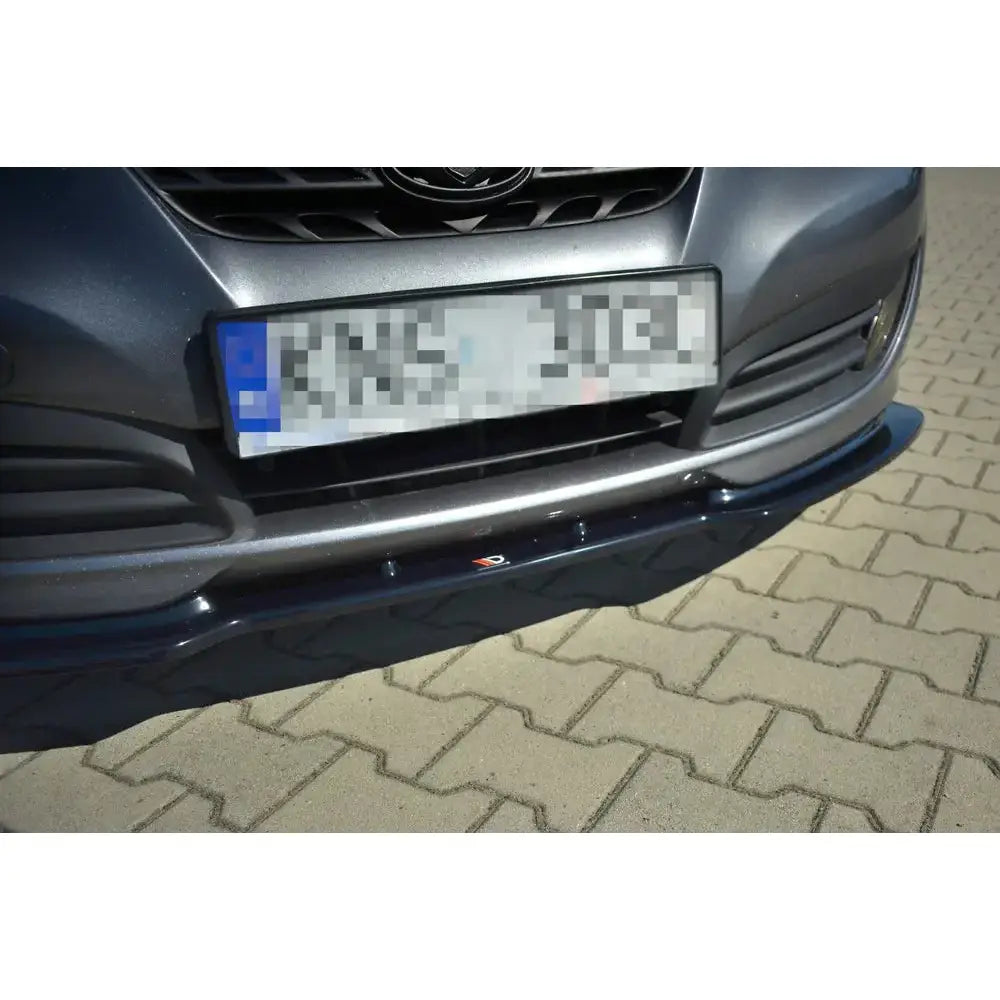 Spoiler til Hyundai Genesis Coupe Mk.1 montert under frontfanger, nærbilde tatt utendørs i dagslys.