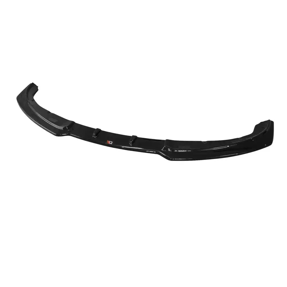 Frontspoiler til Hyundai Genesis Coupe Mk.1 i sort plast sett rett forfra med markerte kanter.