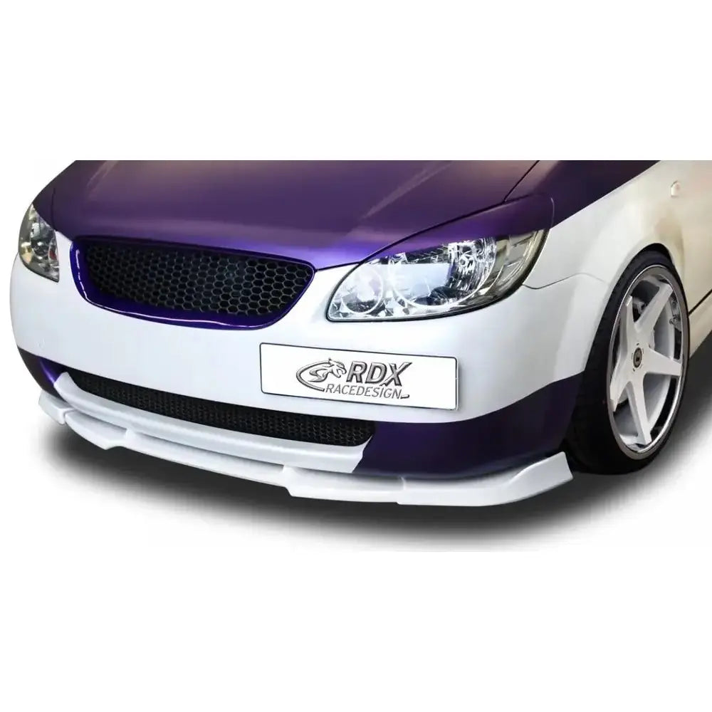 Frontspoiler til Hyundai Getz 05-09 i hvitt og lilla, sett forfra med sporty design og fem-eikers felger.
