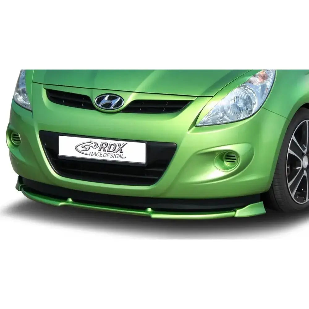 Frontspoiler Hyundai i20 PB/PBT 08-12 montert under støtfanger på grønn bil, sett skrått forfra.