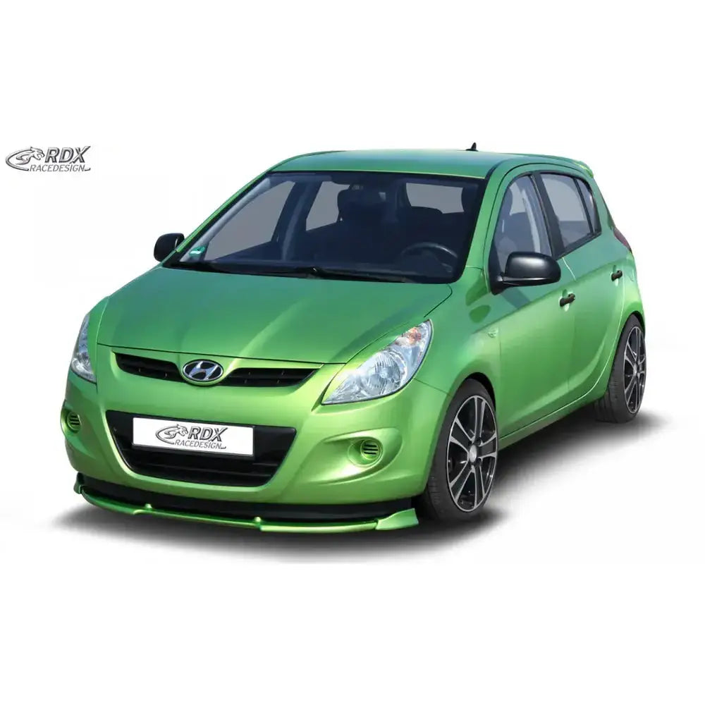 Frontleppe på Hyundai i20 PB/PBT 08-12, sort og grønn, montert på lysegrønn bil med svarte felger.