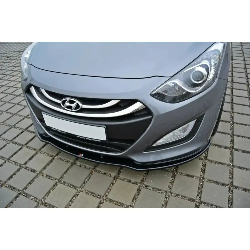 Front splitter på Hyundai I30 Mk.2 med svart frontleppe, sølvgrill og tydelige frontlykter.