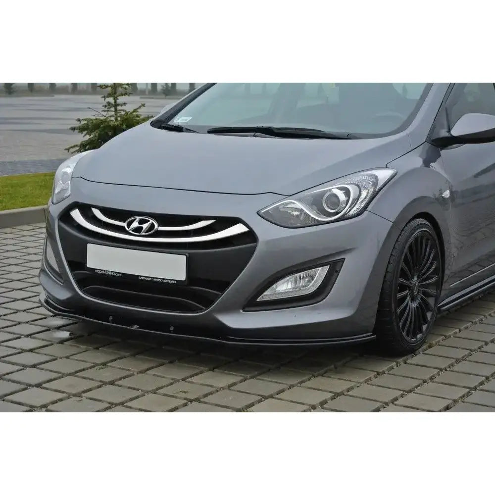 Front lip på Hyundai I30 Mk.2 med sort frontspoiler, grått karosseri og sorte felger sett skrått forfra.