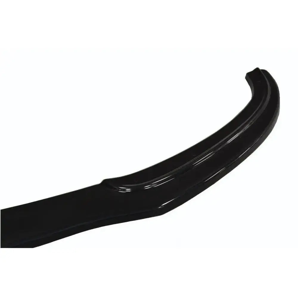 Frontleppe til Hyundai I30 Mk.2, sort og blank, vist i nærbilde fra skrå vinkel mot hvit bakgrunn.