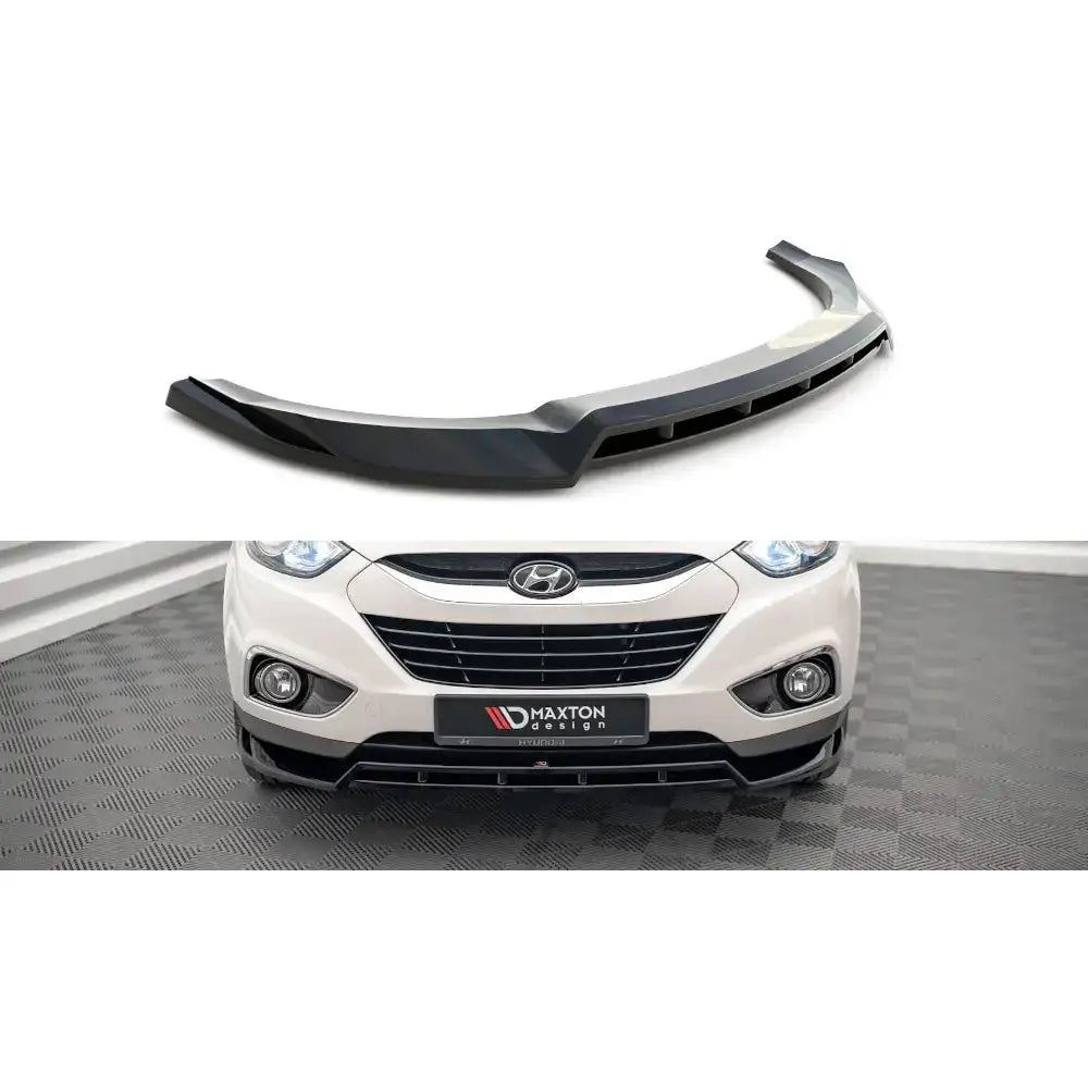 Frontspoiler Hyundai ix35 Mk1 09-13 i sort plast, vist montert på bilens frontfanger med sportslig design.