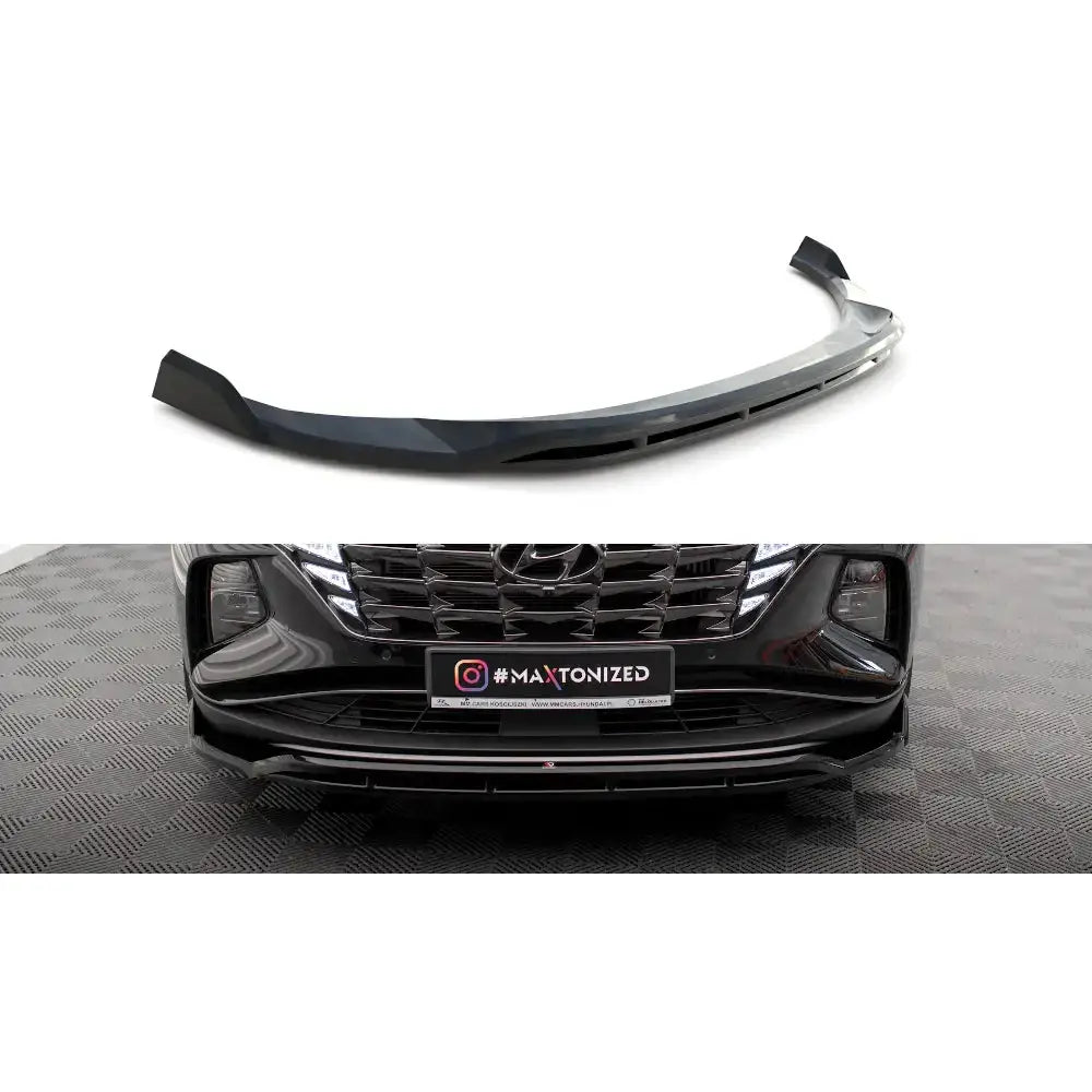 Frontspoiler til Hyundai Tucson 20- Mk4 V.2 i sort plast, vist alene og montert på svart bil foran.