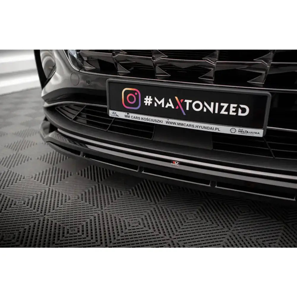 Front splitter til Hyundai Tucson 20- Mk4 V.2 sett fra lav vinkel foran med synlig grillmønster.