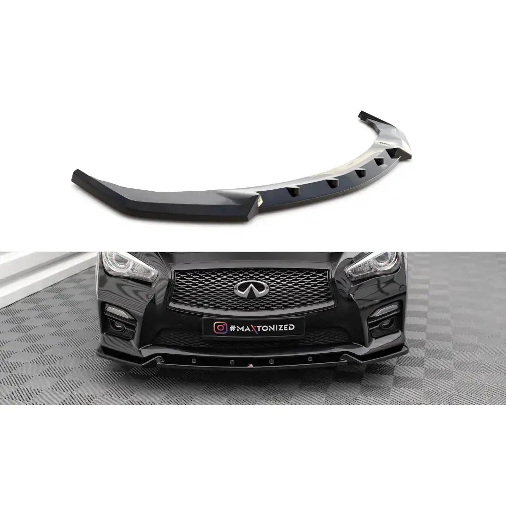 Frontspoiler til Infiniti Q50 13-16 V.2 i sort plast, vist alene og montert på bilens front.