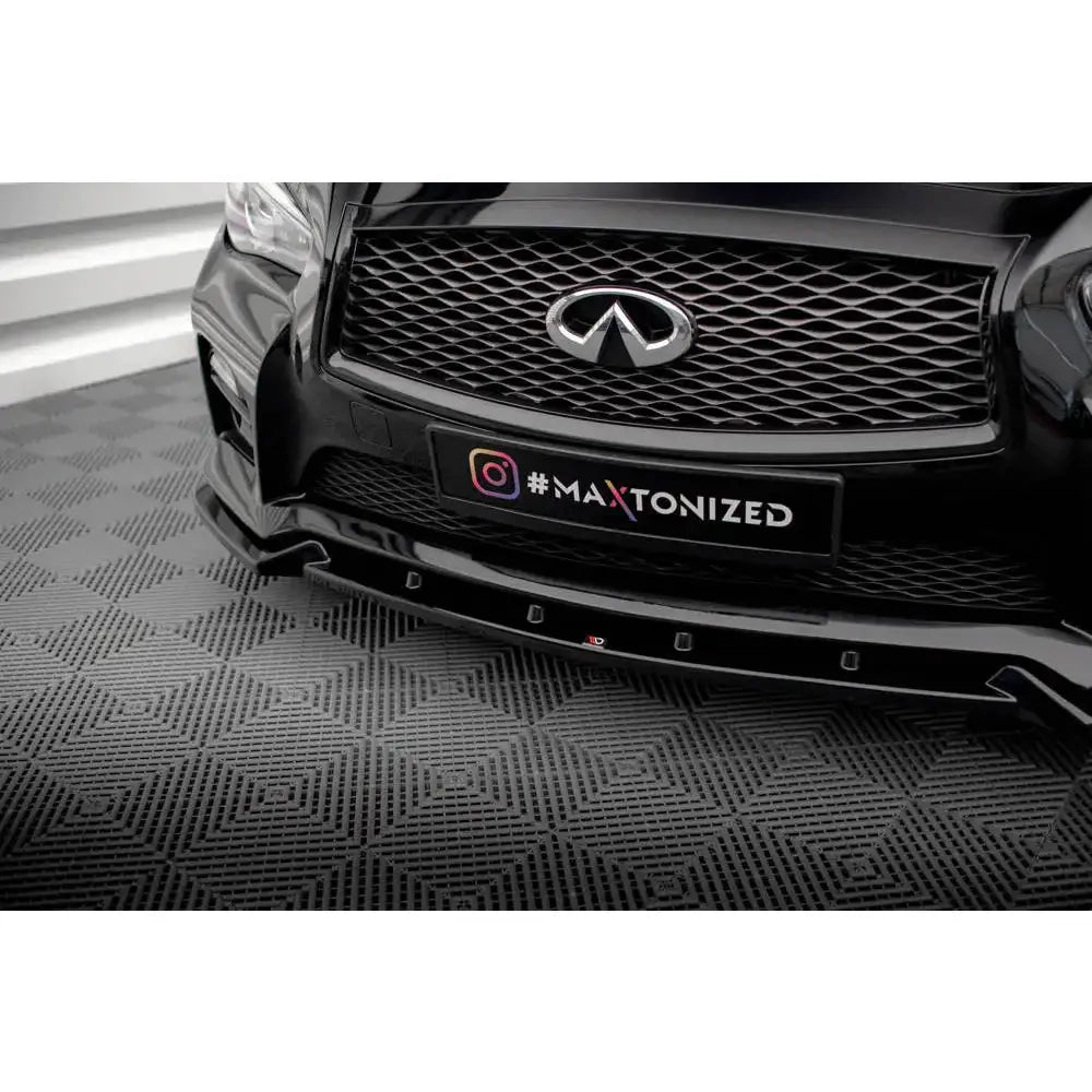 Spoiler til Infiniti Q50 13-16 S Mk1 V.2 sett forfra med grill, logo og aerodynamisk frontsplitter.