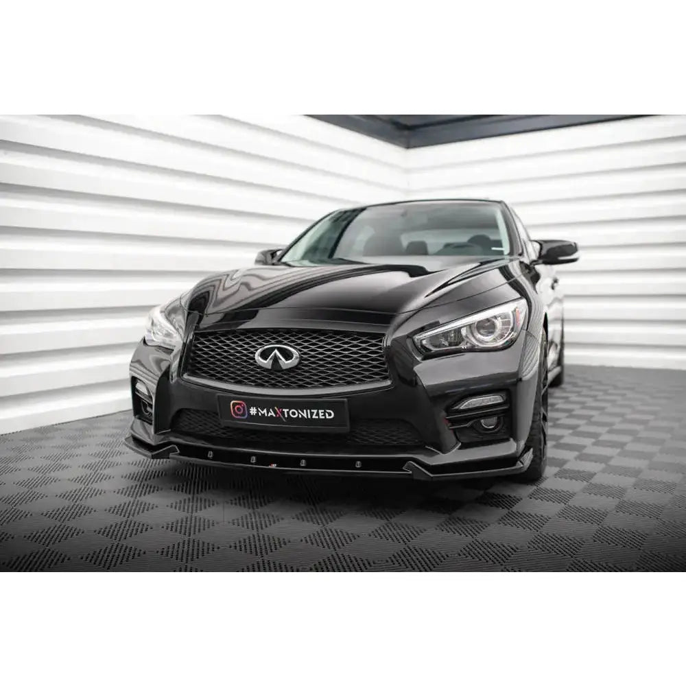 Front splitter på Infiniti Q50 13-16 S Mk1 V.2, sort bil sett forfra i lyst rom med rutet gulv.
