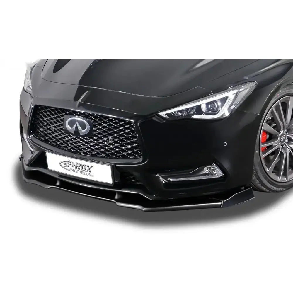 Frontspoiler til Infiniti Q60 13-16 i svart plast montert under grillen, sett skrått forfra.