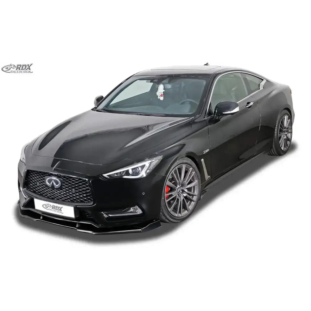 Frontleppe på Infiniti Q60 coupe 2013-2016 med store felger og rød bremsecaliper, sett skrått forfra.