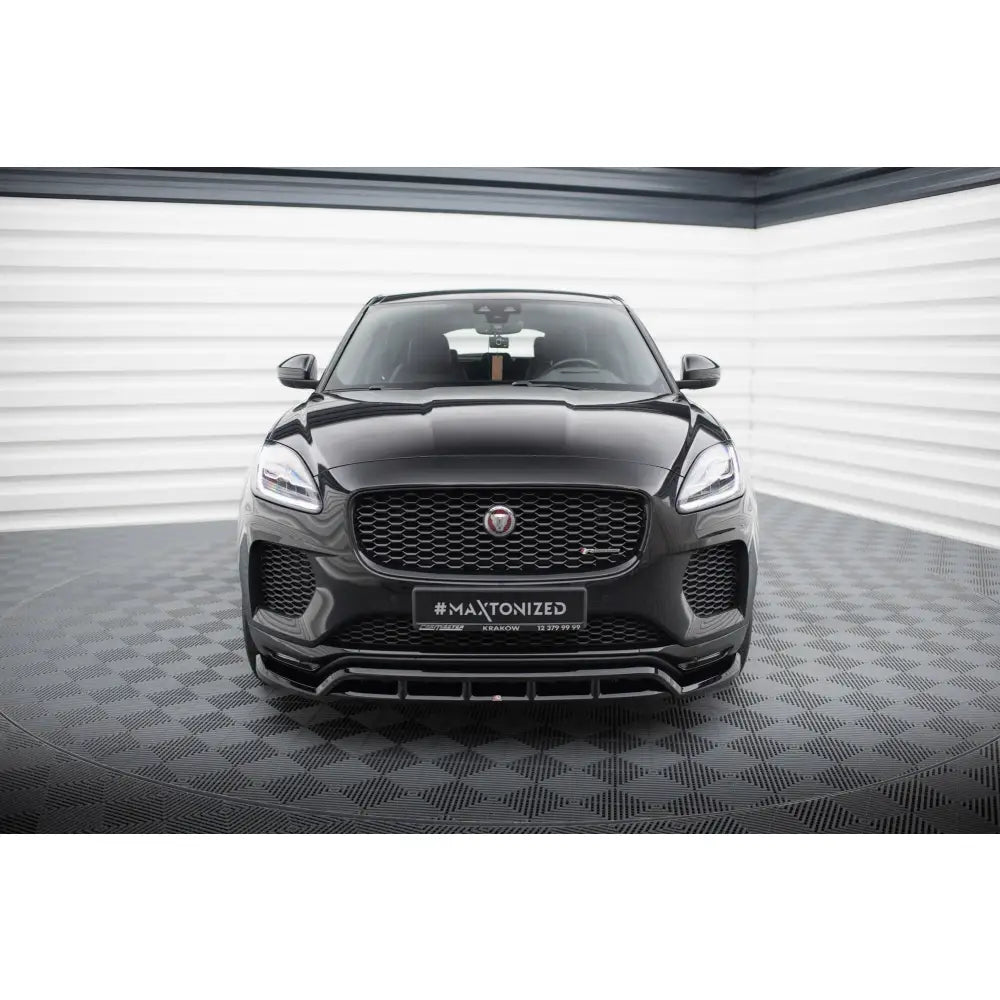 Spoiler på Jaguar E-Pace R-Dynamic Mk1, sort bil forfra med sportslig grill og markert frontspoiler.