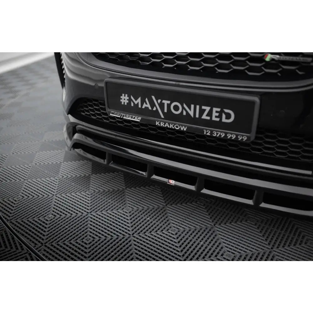 Front lip på Jaguar E-Pace R-Dynamic Mk1, sort glanset frontsplitter sett forfra med rutenettmønster under.