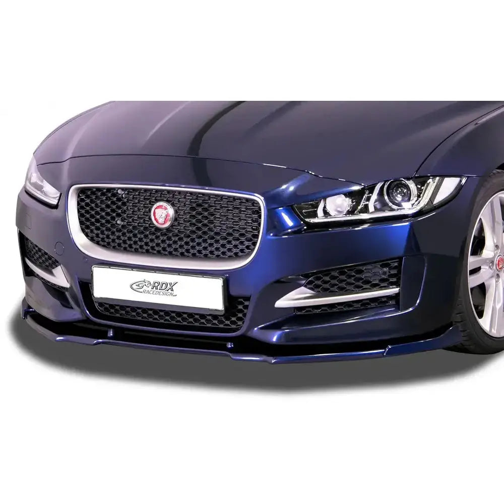 Frontspoiler JAGUAR XE R-Sport 15-20 vist på blå metallic bil i halvprofil med markert grill og frontlykter.