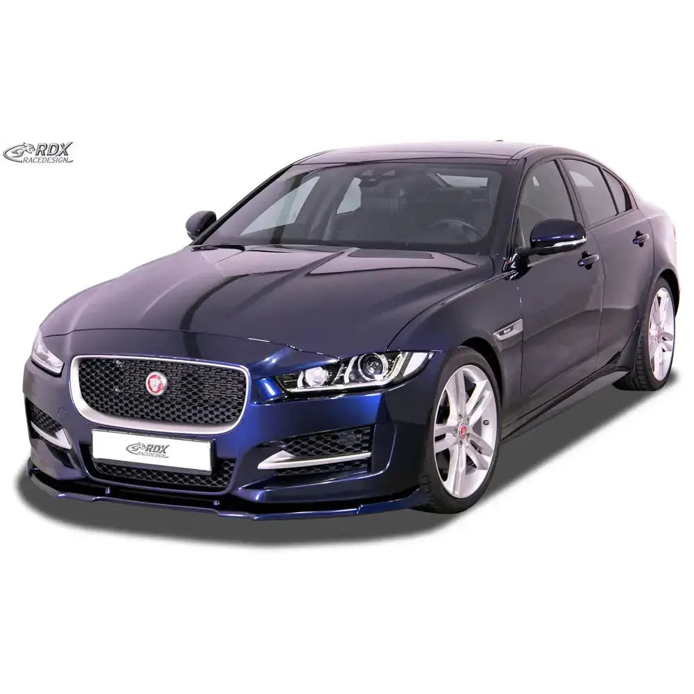 Frontleppe på JAGUAR XE R-Sport 15-20, mørkeblå sedan sett skrått forfra med sølvfelger.