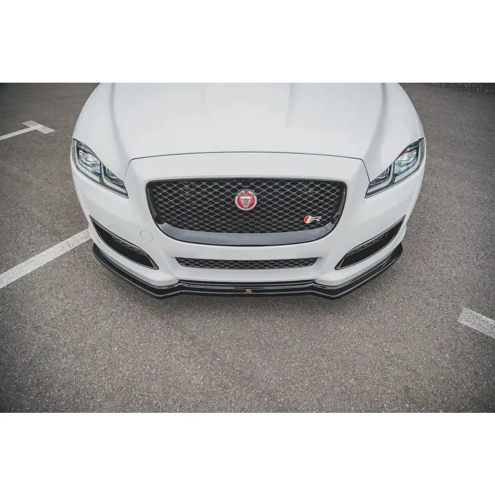 Front splitter på Jaguar XJ X351 Facelift, sort spoiler foran hvit bil med synlig grill og detaljer.