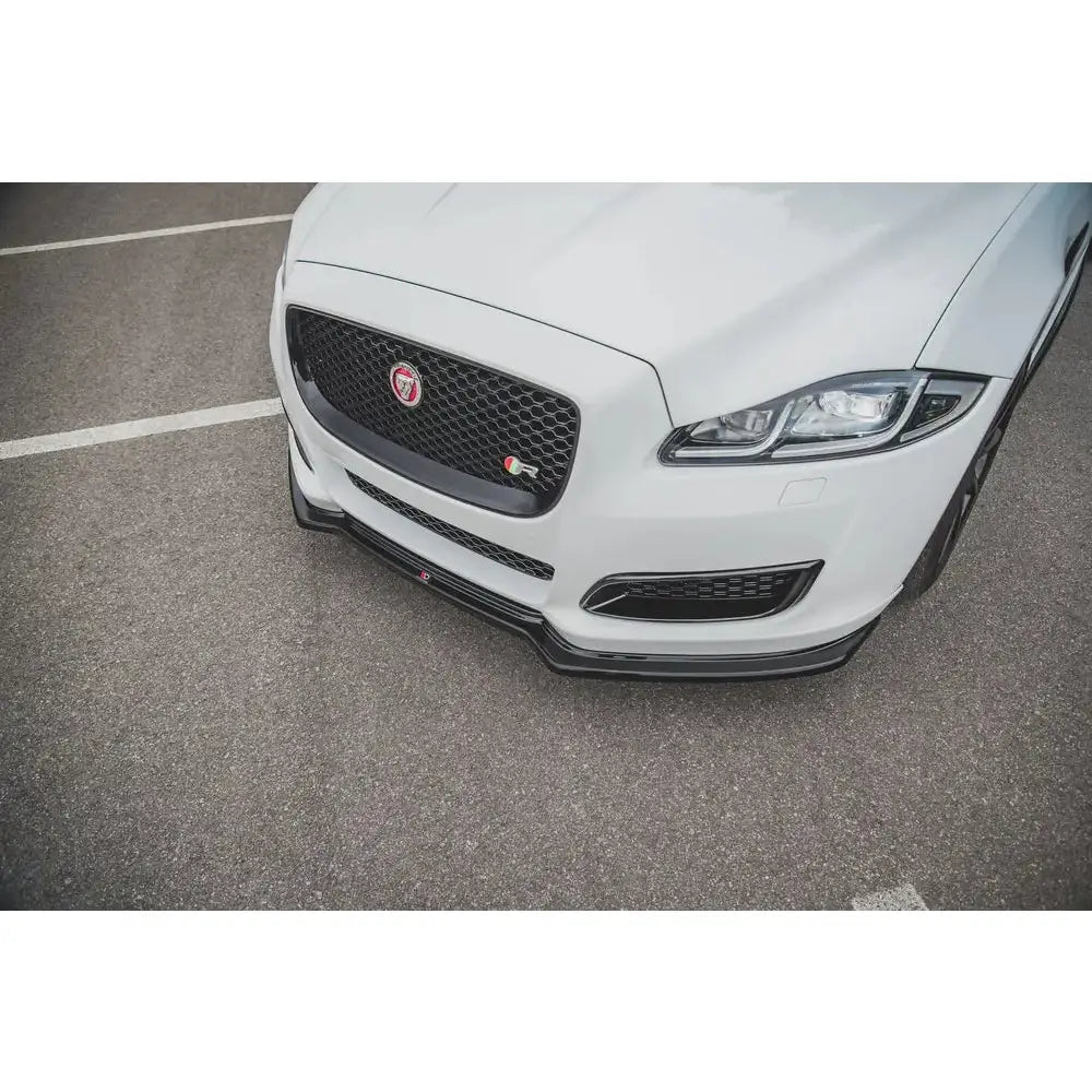 Front lip på Jaguar XJ X351 Facelift med sort karbonfiber frontsplitter, sett skrått forfra på parkeringsplass.