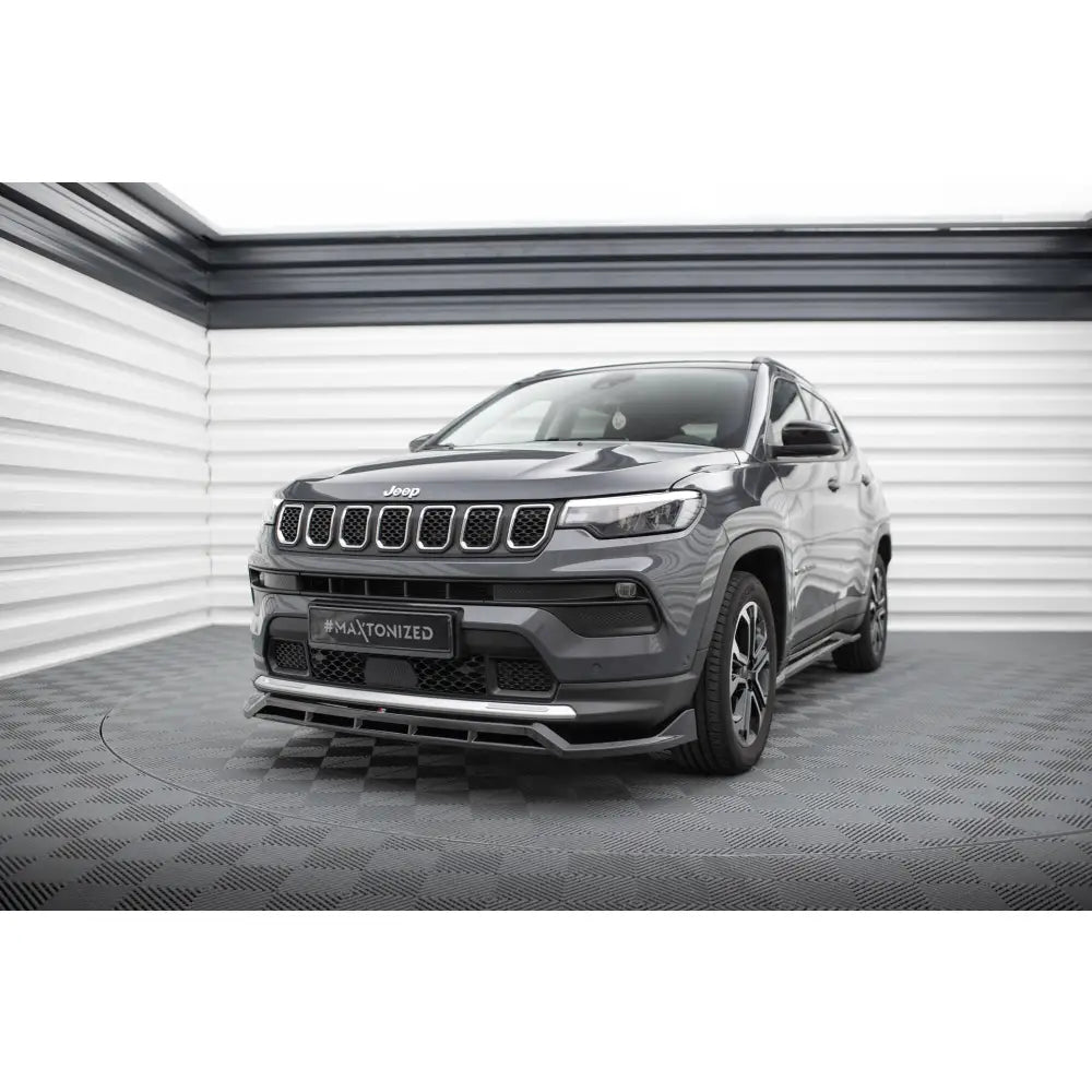Frontleppe på Jeep Compass Limited Mk2 Facelift, sett forfra med sportslig design og sorte detaljer.