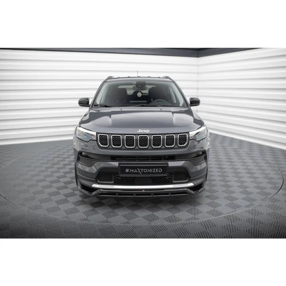 Front splitter på Jeep Compass Limited Mk2 Facelift sett forfra med svarte detaljer i lyst studio.