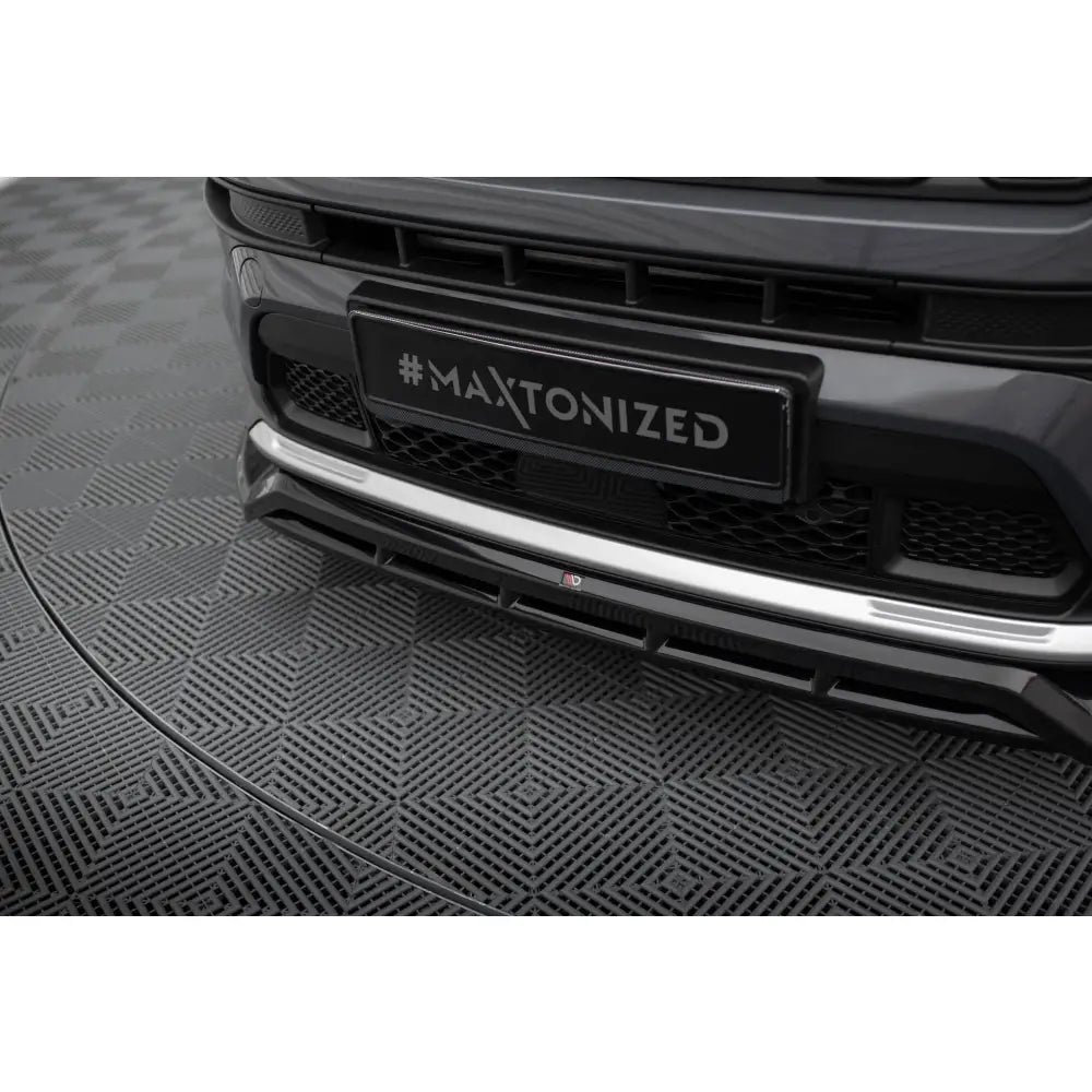 Front lip på Jeep Compass Limited Mk2 Facelift med sort og sølv spoiler, synlig grill og skilt.