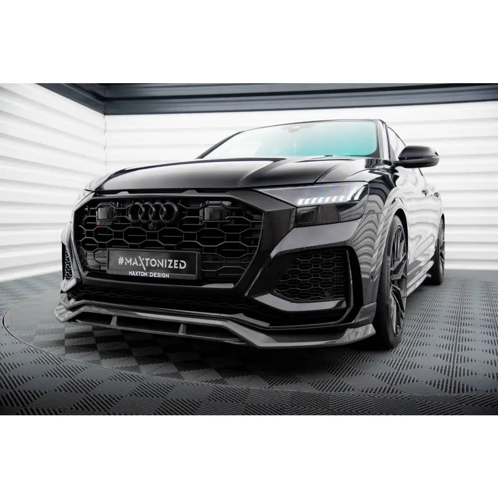 Spoiler Audi RSQ8 Mk1 karbon sett forfra med markert grill, LED-lykter og sporty linjer.