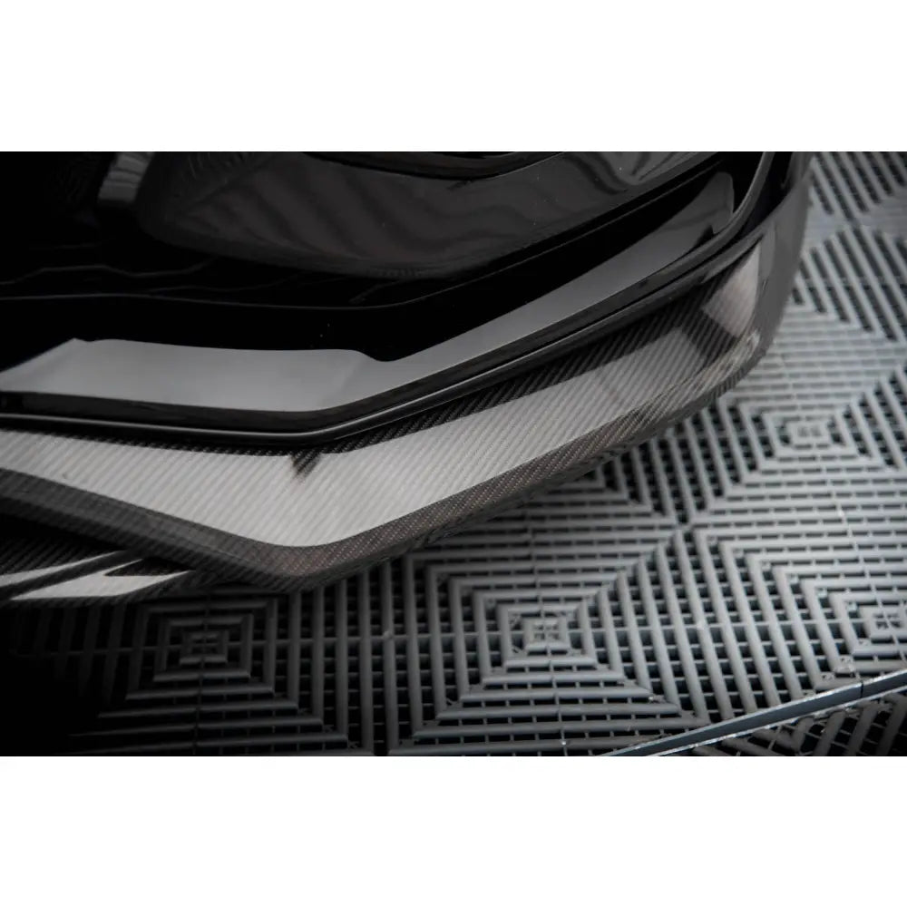 Front splitter Audi RSQ8 Mk1 karbon nærbilde med skinnende overflate og strukturert detaljering.