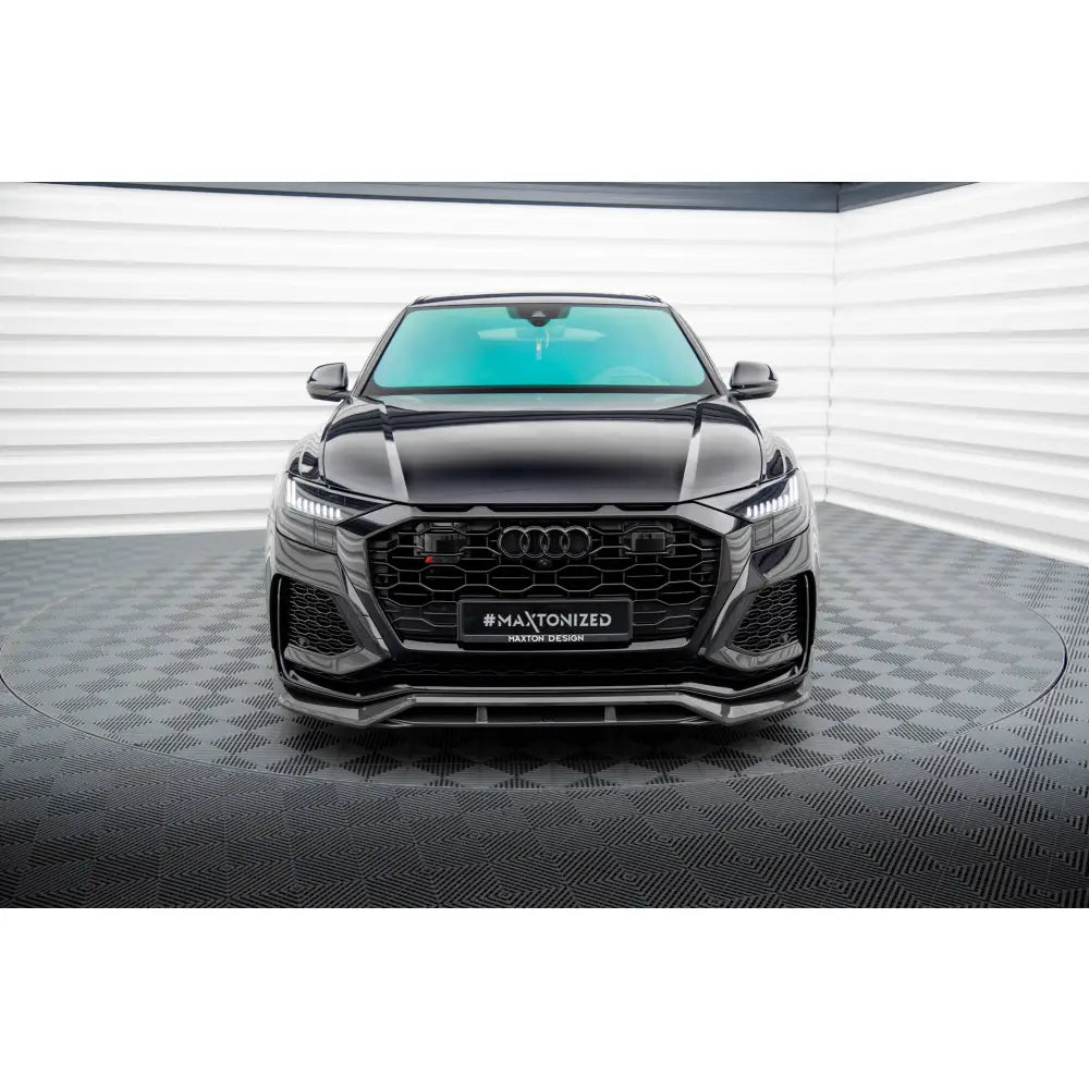Frontleppe på Audi RSQ8 Mk1 i karbon sett forfra med stor grill og LED-frontlykter.