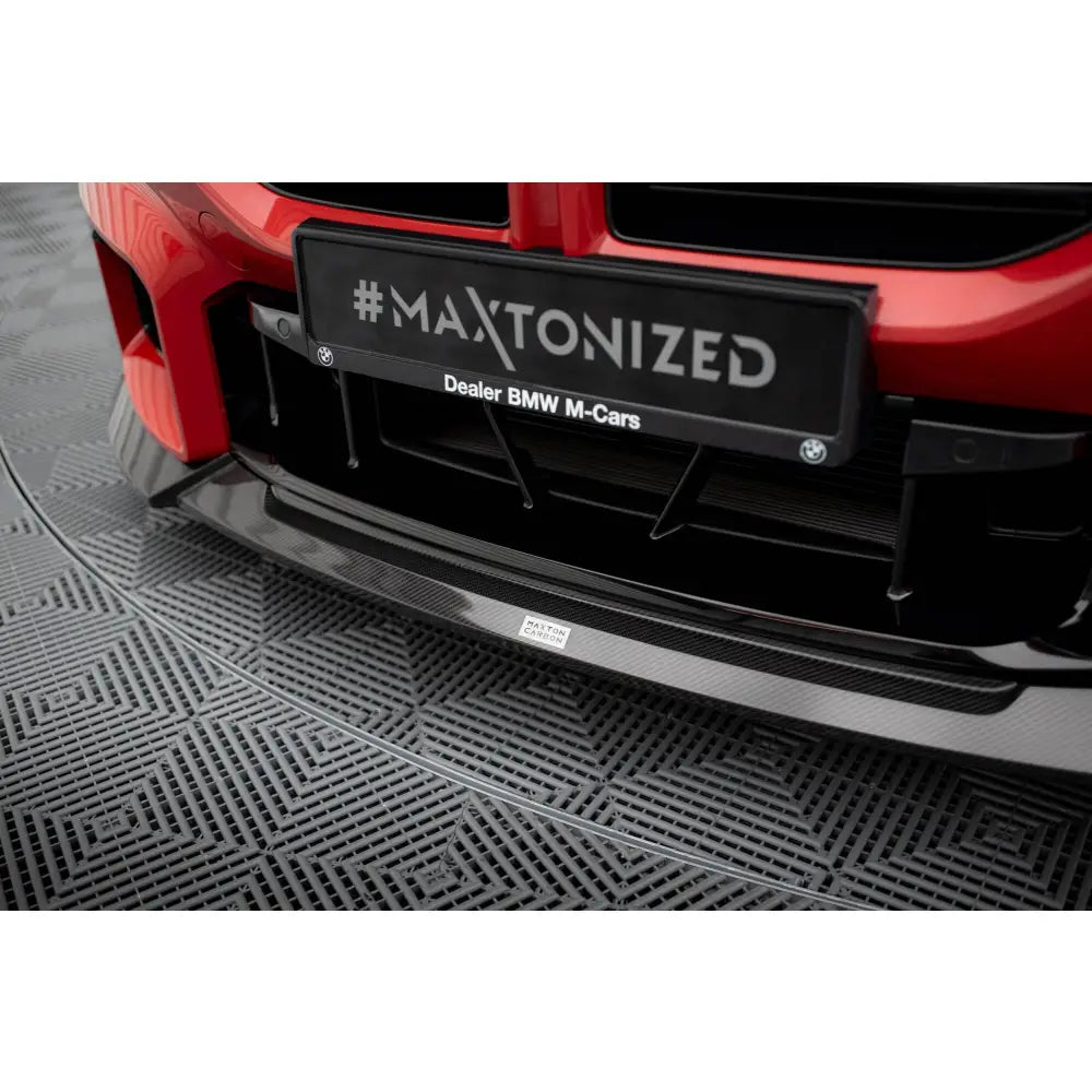 Front splitter til BMW M2 G87 i karbonfiber med Maxton Design-logo og detaljerte luftinntak.