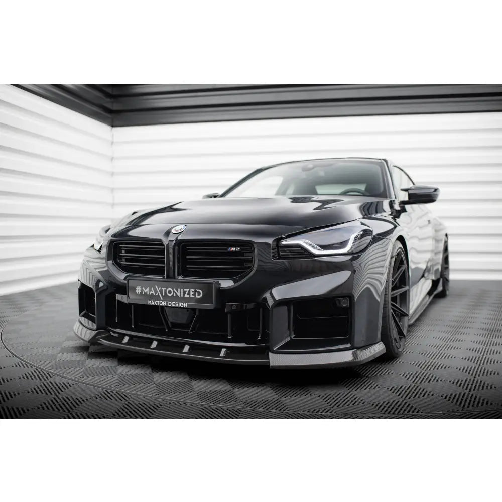 Frontleppe på BMW M2 G87 med karbonfiber V2 frontspoiler og markante luftinntak.