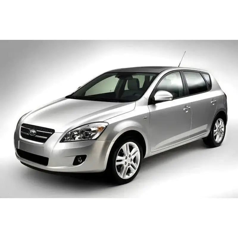 Frontspoiler på sølvfarget Kia Ceed Mk1 Preface kombi med aluminiumsfelger, sett skrått forfra.