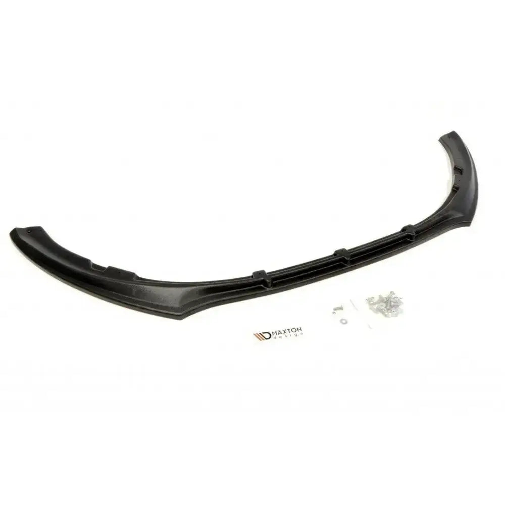 Frontleppe til Kia Ceed Mk1 Preface, sort plast med logo og skruer sett ovenfra på hvit bakgrunn.