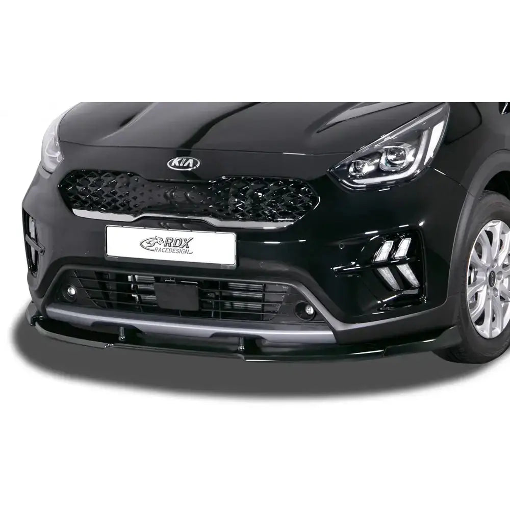 Frontspoiler til Kia Niro 16-, sort og skinnende, montert foran med synlig grill og tåkelys.