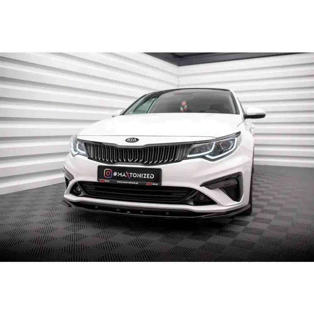 Front splitter på hvit Kia Optima 18-20 Mk4 Facelift V.2 med LED-frontlykter i lyst rom.