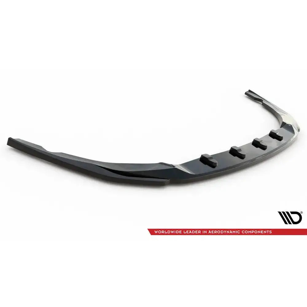 Front lip til Kia Optima 18-20 Mk4 Facelift V.2, sort plast med fire forhøyninger, sett skrått ovenfra.